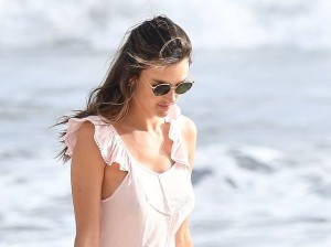 Alessandra Ambrosio Paparazzi Sexy Beach Shots Paparazzi do not cease to follow the Brazilian model Alessandra Ambrosio, which was recently seen during her vacation on the beach.