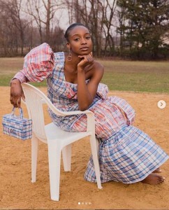These are lovely pictures of a lady transforming ‘Ghana Must Go’ traveling bags into a dress and rocking it with pride. These are trending pictures of an Africa