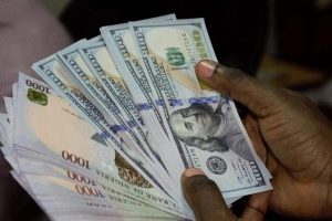 Naira Continues To Depreciate Against Dollar, Exchanges N718/$1 At Black Market