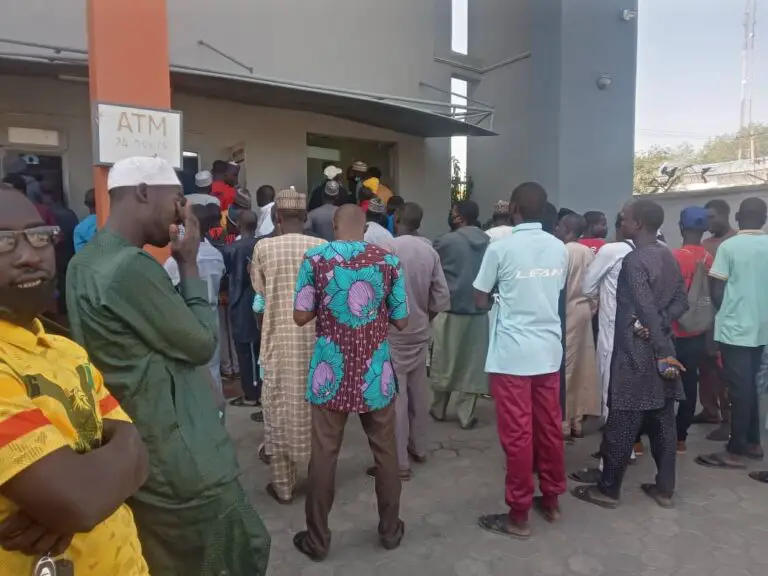 Long Queues As Residents Rush For New Naira Notes In Kano